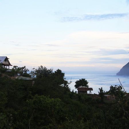 Merdeka House Maluk Buitenkant foto