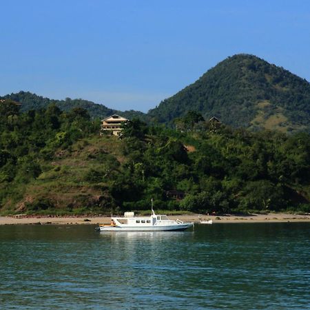Merdeka House Maluk Buitenkant foto