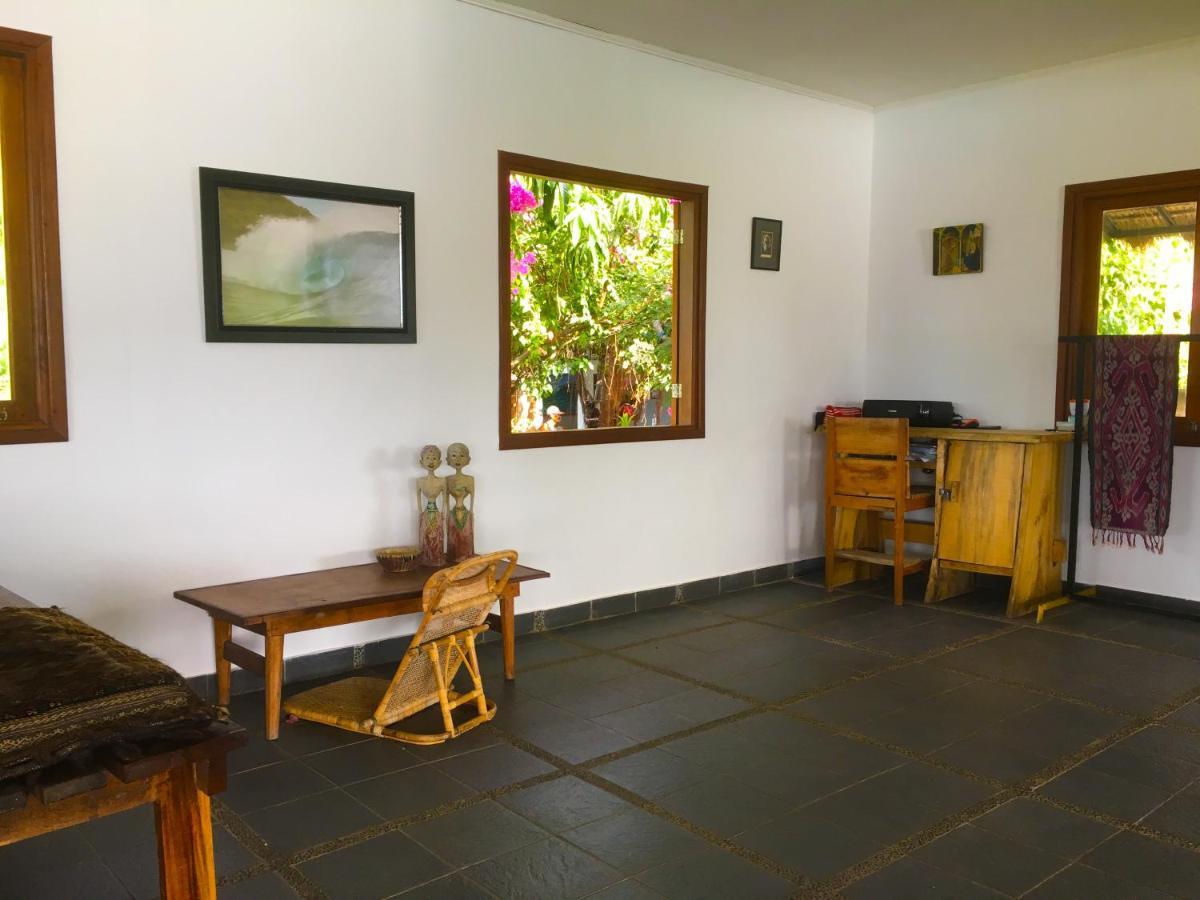 Merdeka House Maluk Buitenkant foto