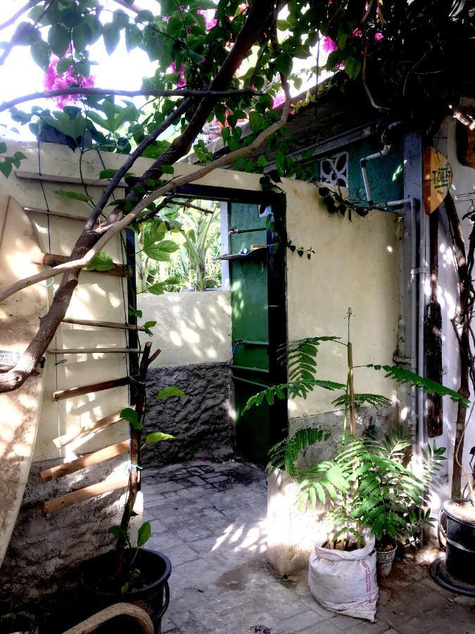 Merdeka House Maluk Buitenkant foto