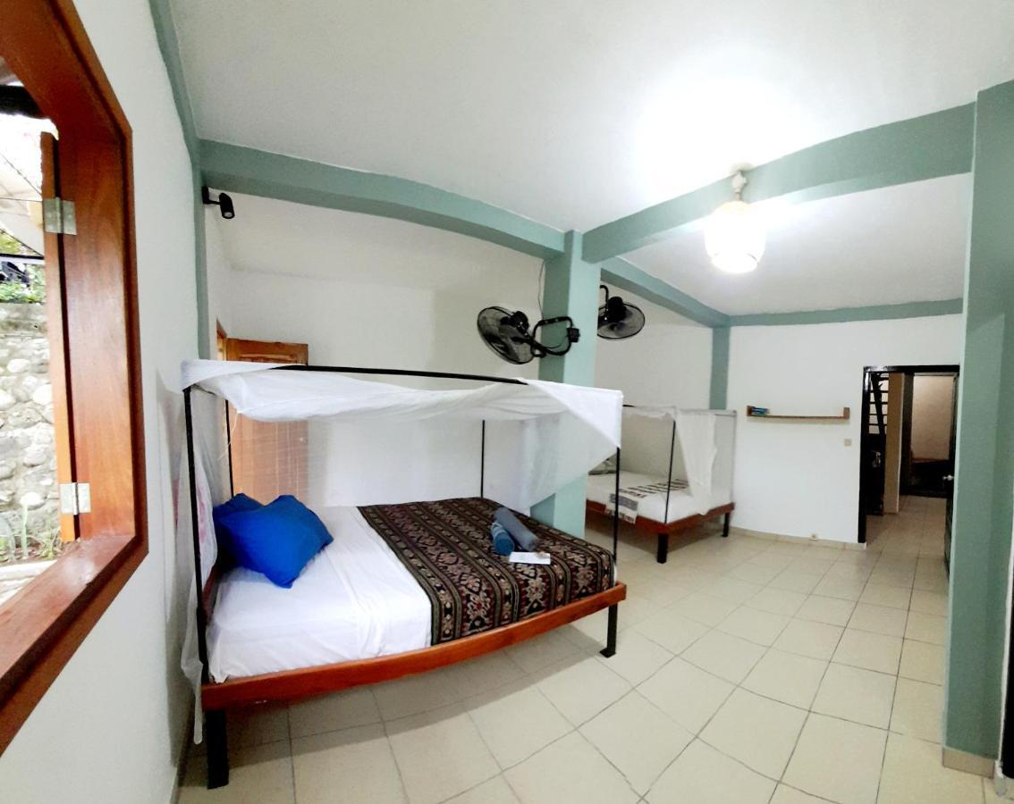 Merdeka House Maluk Buitenkant foto