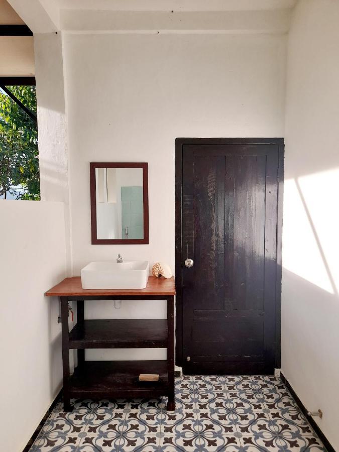 Merdeka House Maluk Buitenkant foto