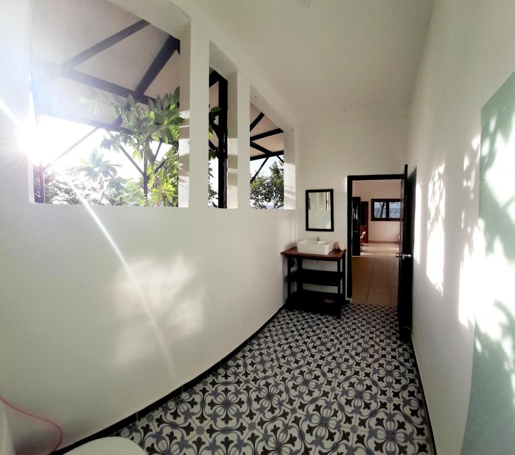 Merdeka House Maluk Buitenkant foto
