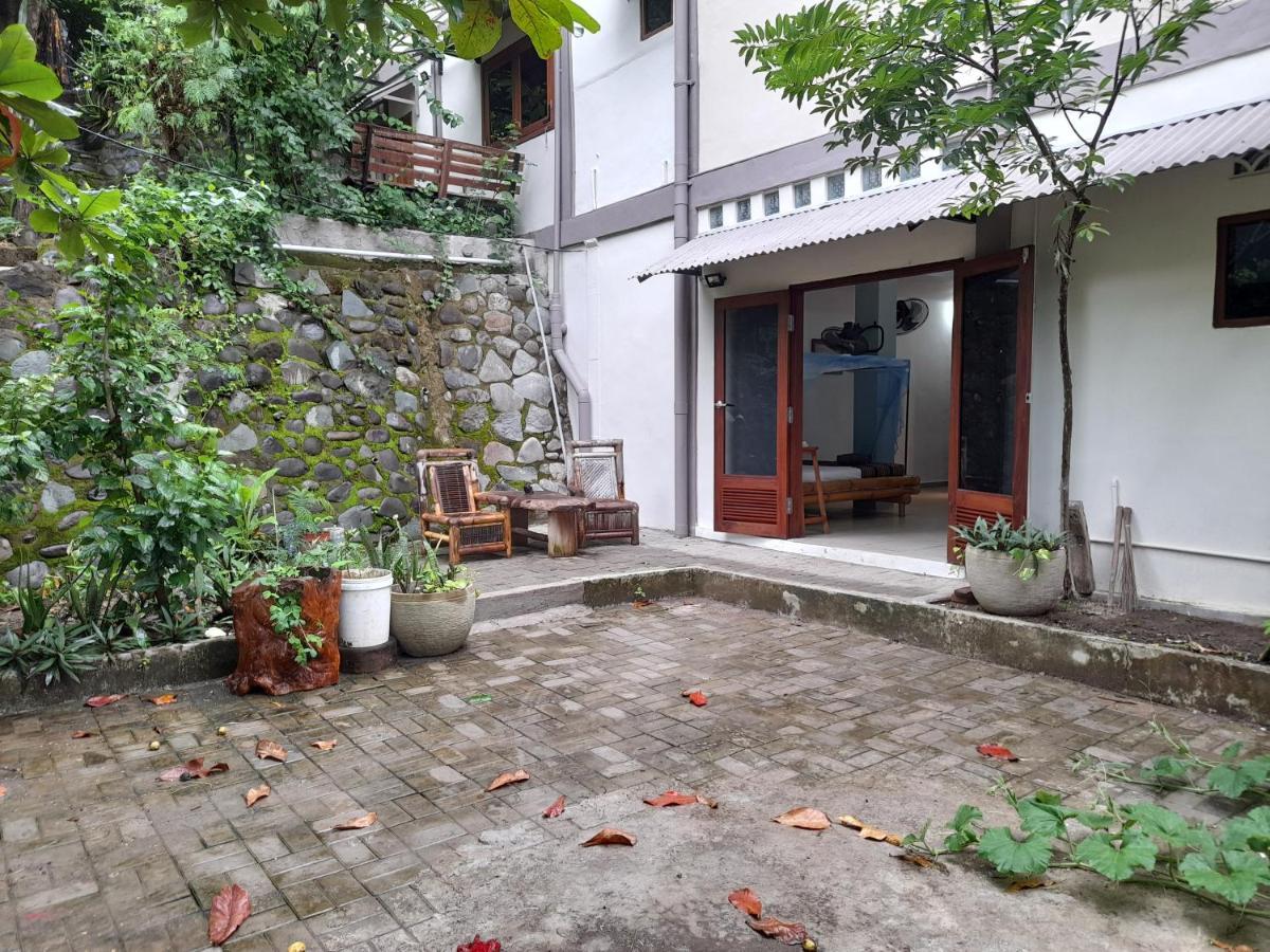 Merdeka House Maluk Buitenkant foto