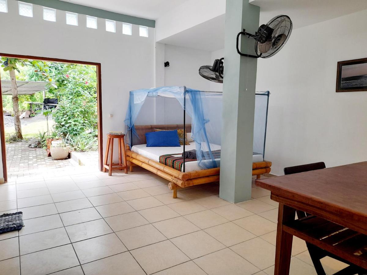 Merdeka House Maluk Buitenkant foto