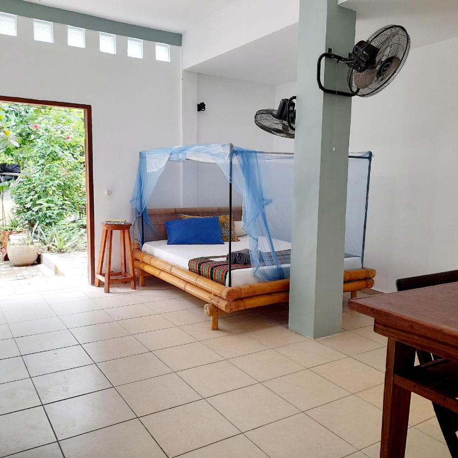 Merdeka House Maluk Buitenkant foto