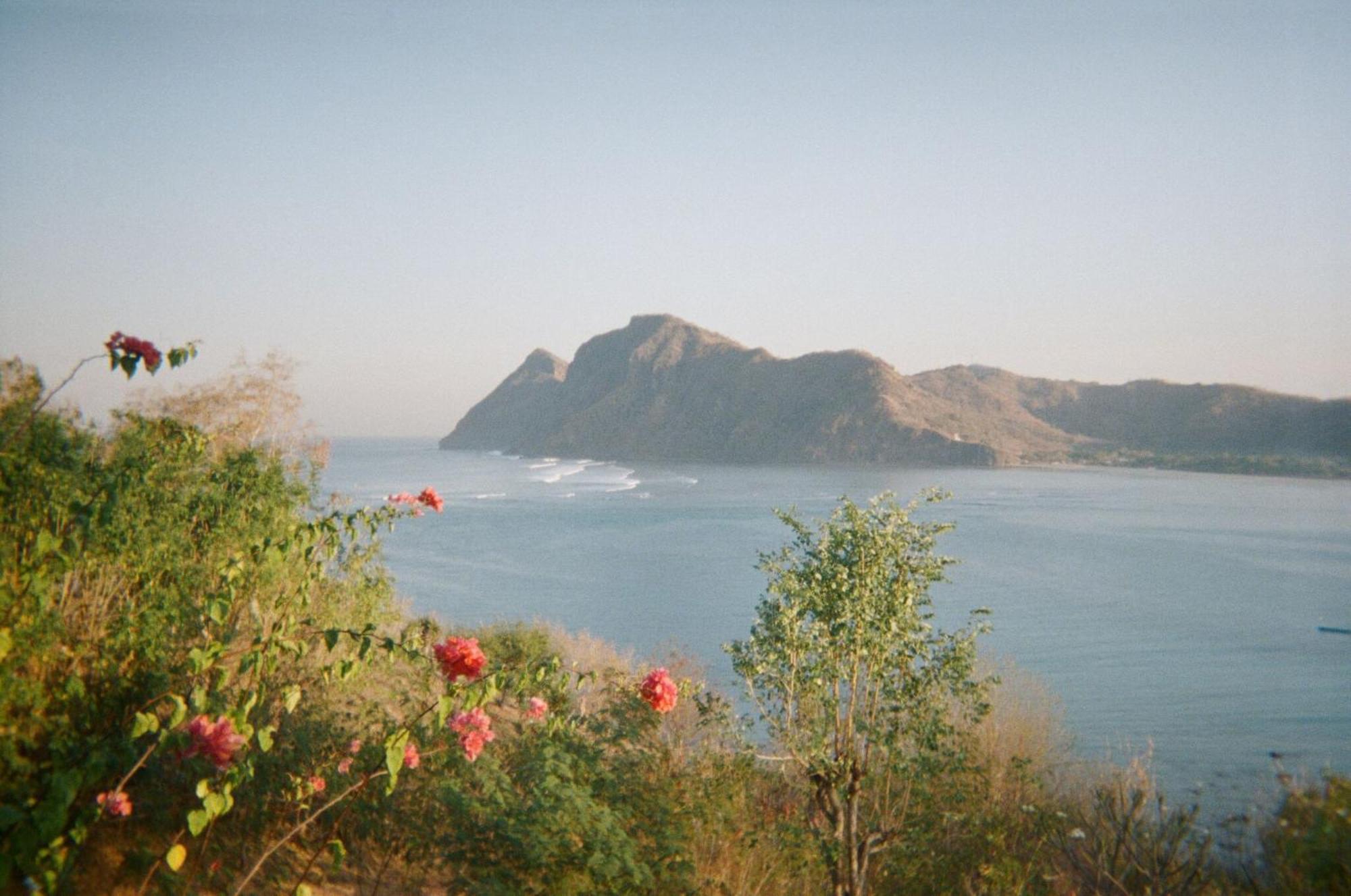 Merdeka House Maluk Buitenkant foto