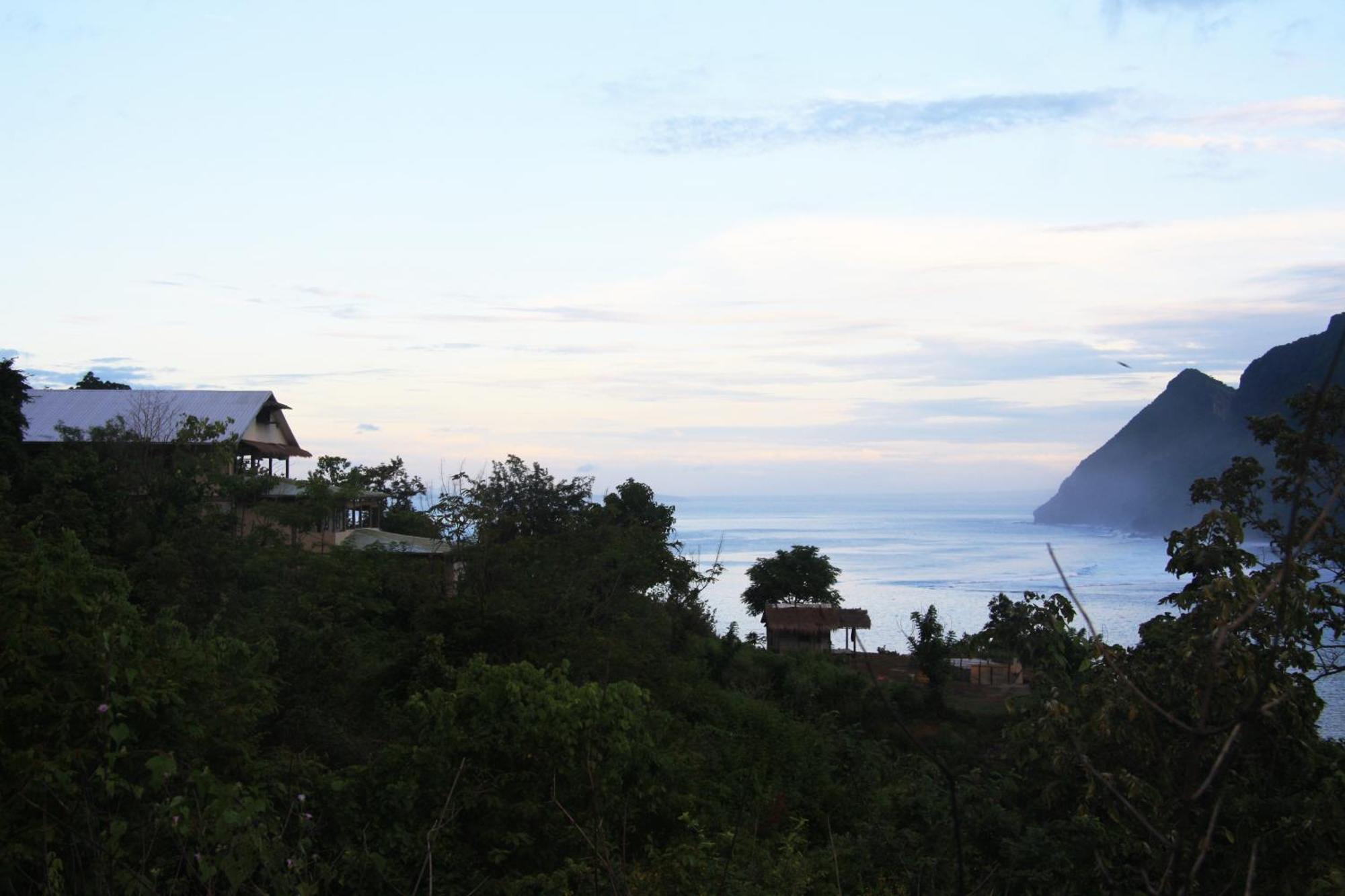 Merdeka House Maluk Buitenkant foto
