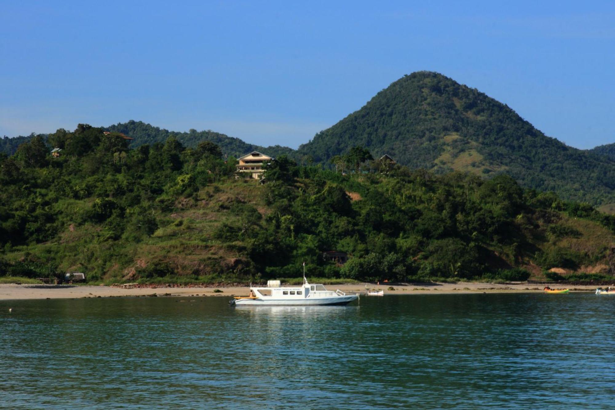 Merdeka House Maluk Buitenkant foto
