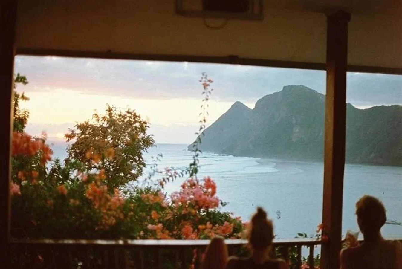 Merdeka House Maluk Buitenkant foto