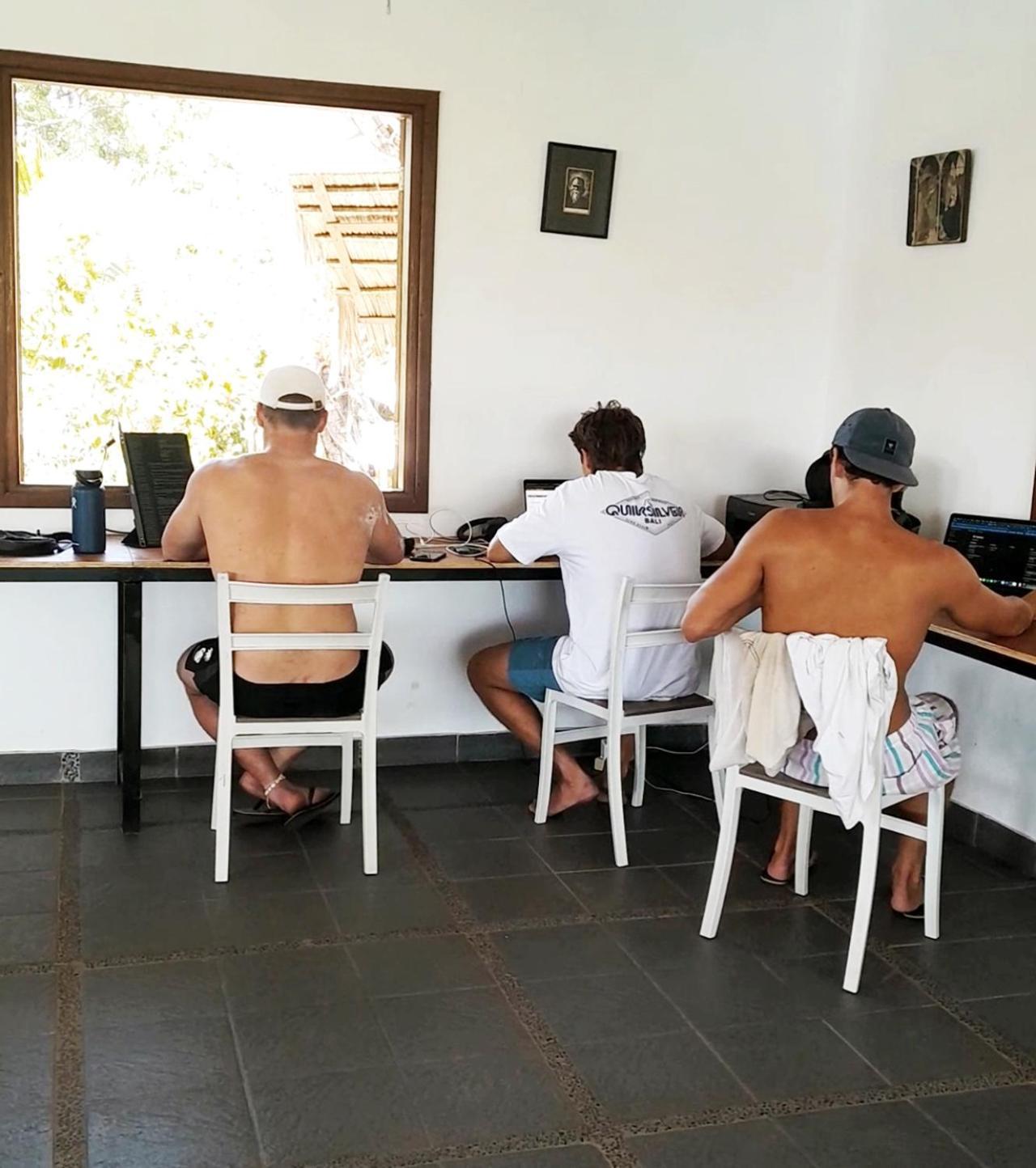 Merdeka House Maluk Buitenkant foto