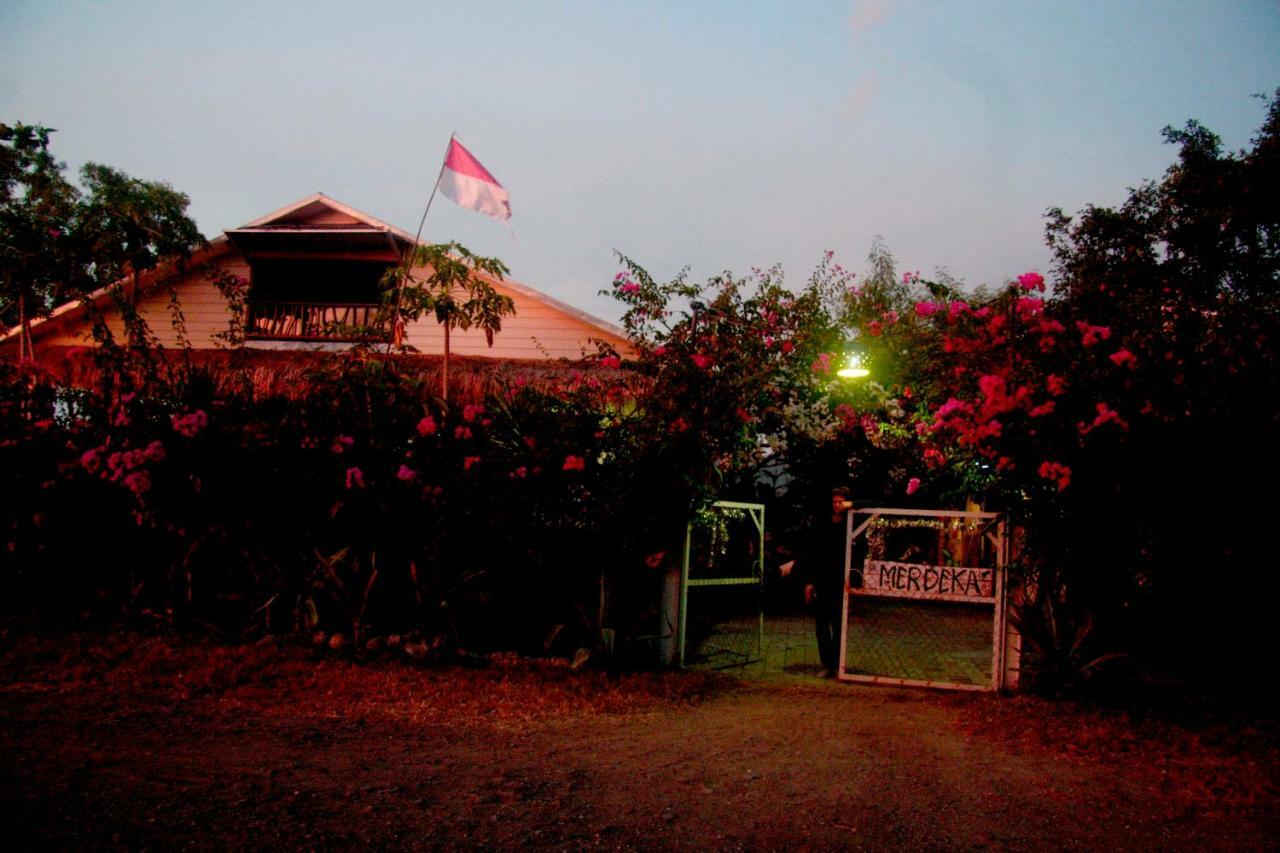 Merdeka House Maluk Buitenkant foto