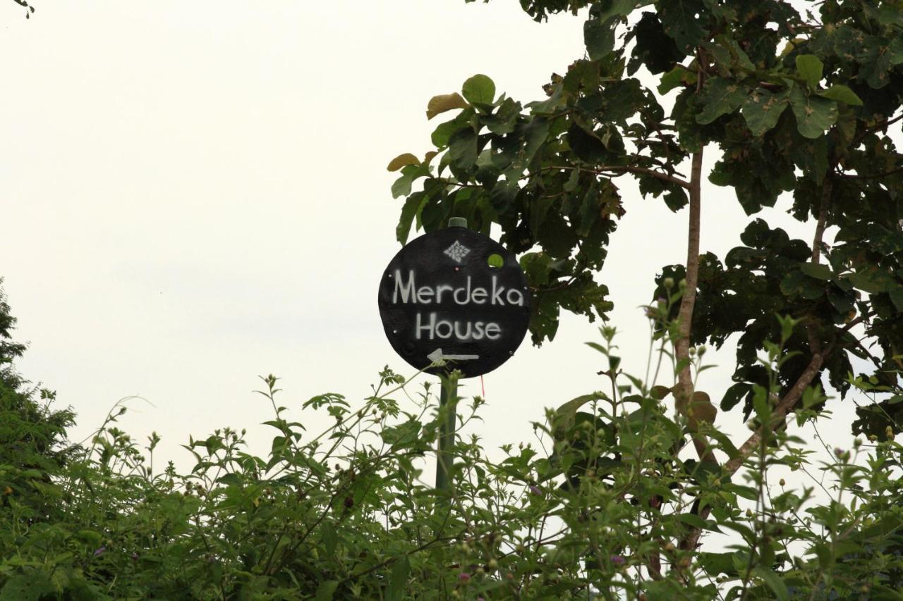 Merdeka House Maluk Buitenkant foto